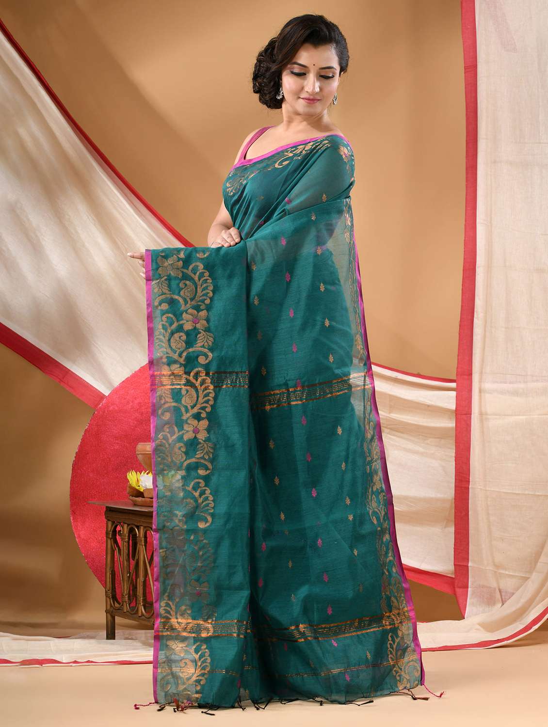 women self design handloom saree with blouse - 22144958 - Standard Image - 1