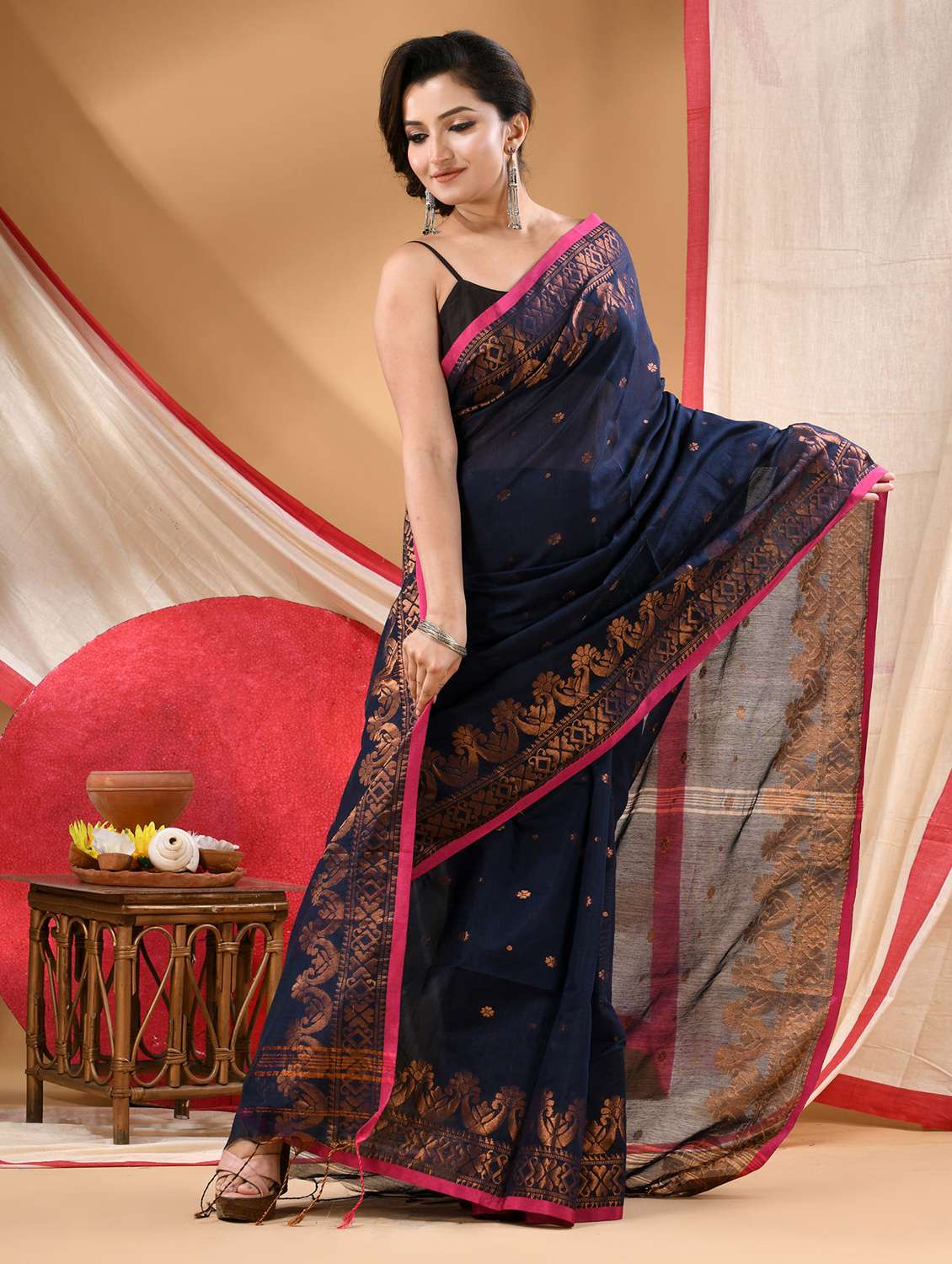 women self design handloom saree with blouse - 22144973 - Standard Image - 1