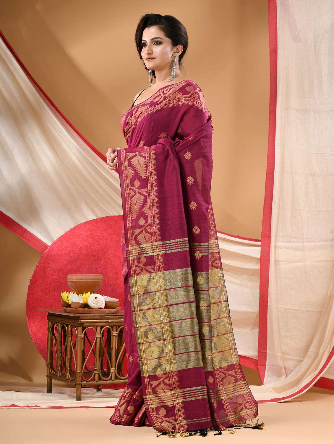 women self design handloom saree with blouse - 22144977 - Standard Image - 1