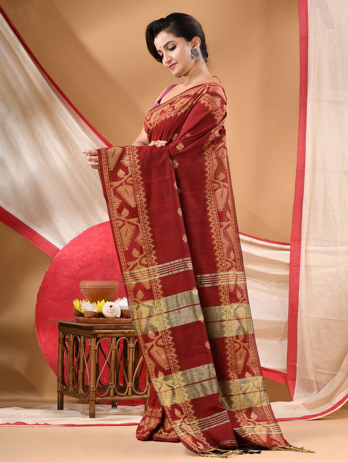 women self design handloom saree with blouse - 22144978 - Standard Image - 1