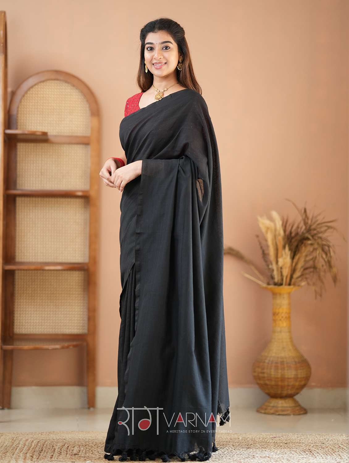 women solid handloom saree with blouse - 22145075 -  Standard Image - 1