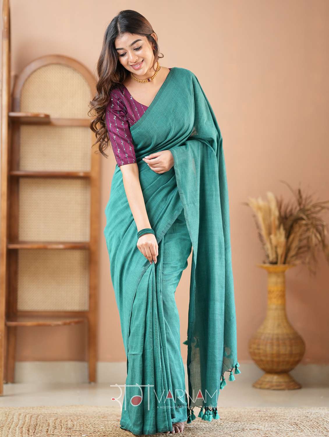 women solid handloom saree with blouse - 22145079 -  Standard Image - 1
