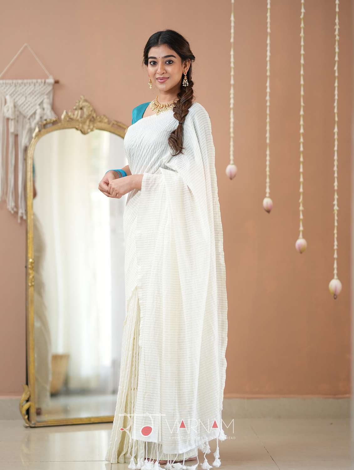 women striped handloom saree with blouse - 22145083 -  Standard Image - 1