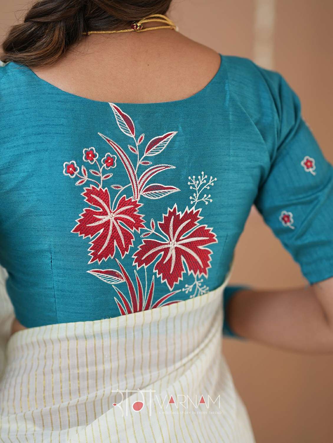 women striped handloom saree with blouse - 22145083 -  Standard Image - 4