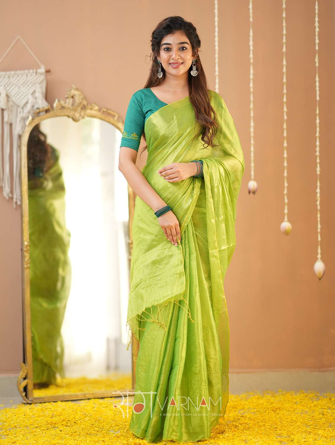 women solid handloom saree with blouse - 22145087 -  Standard Image - 1