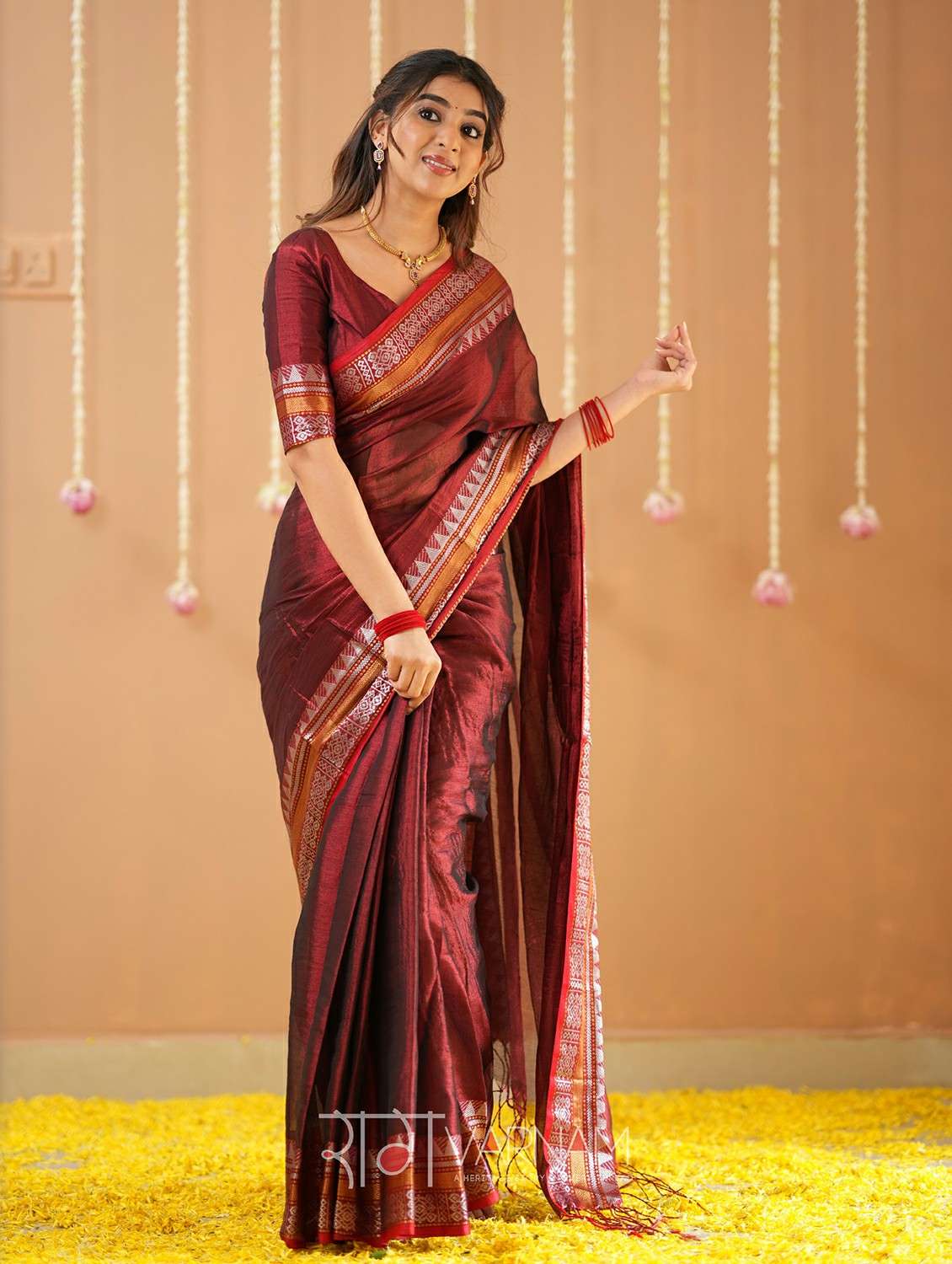 women solid with bordered handloom saree with blouse - 22145090 -  Standard Image - 1