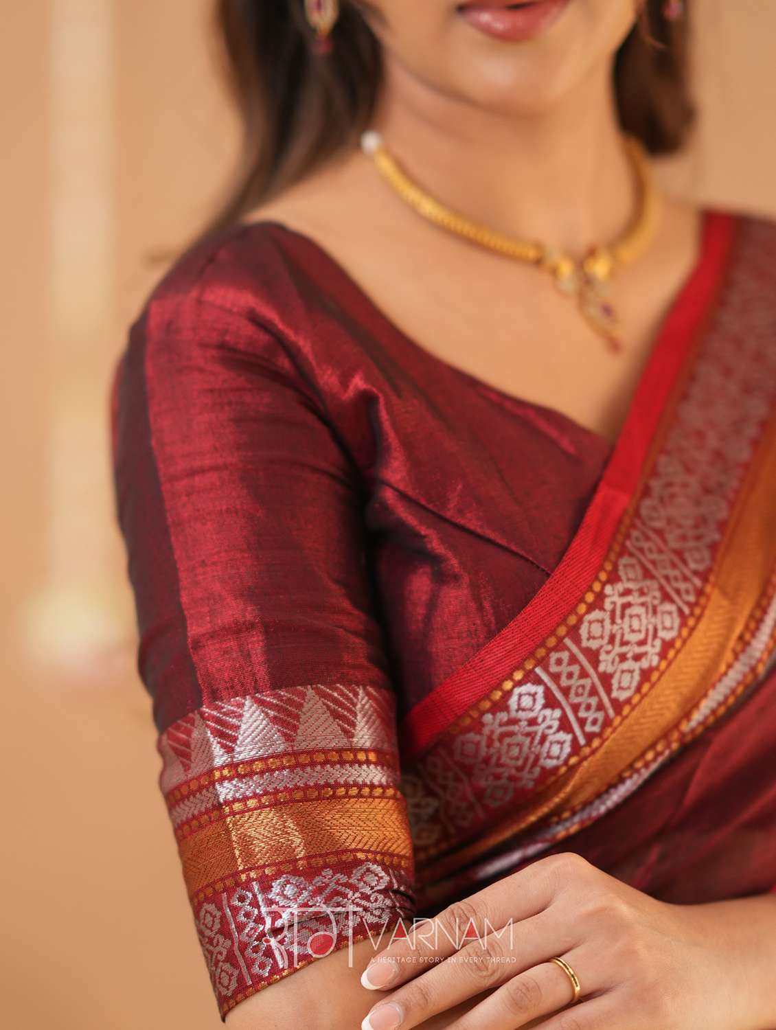 women solid with bordered handloom saree with blouse - 22145090 -  Standard Image - 4