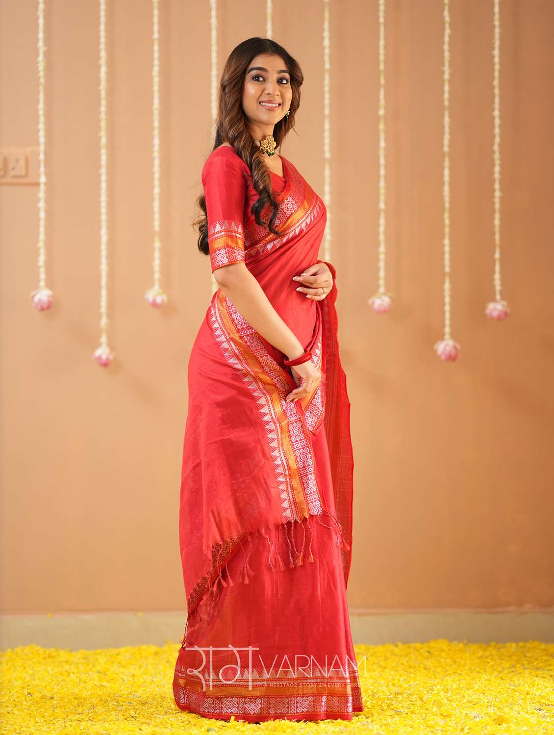 women solid with bordered handloom saree with blouse - 22145091 -  Standard Image - 1
