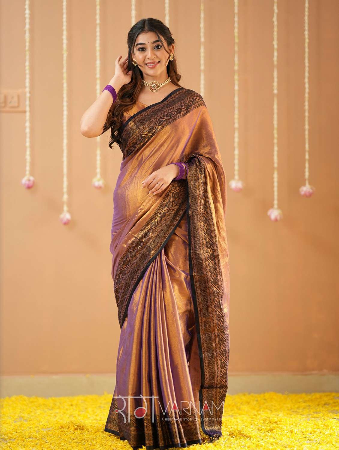 women solid with bordered handloom saree with blouse - 22145092 -  Standard Image - 1