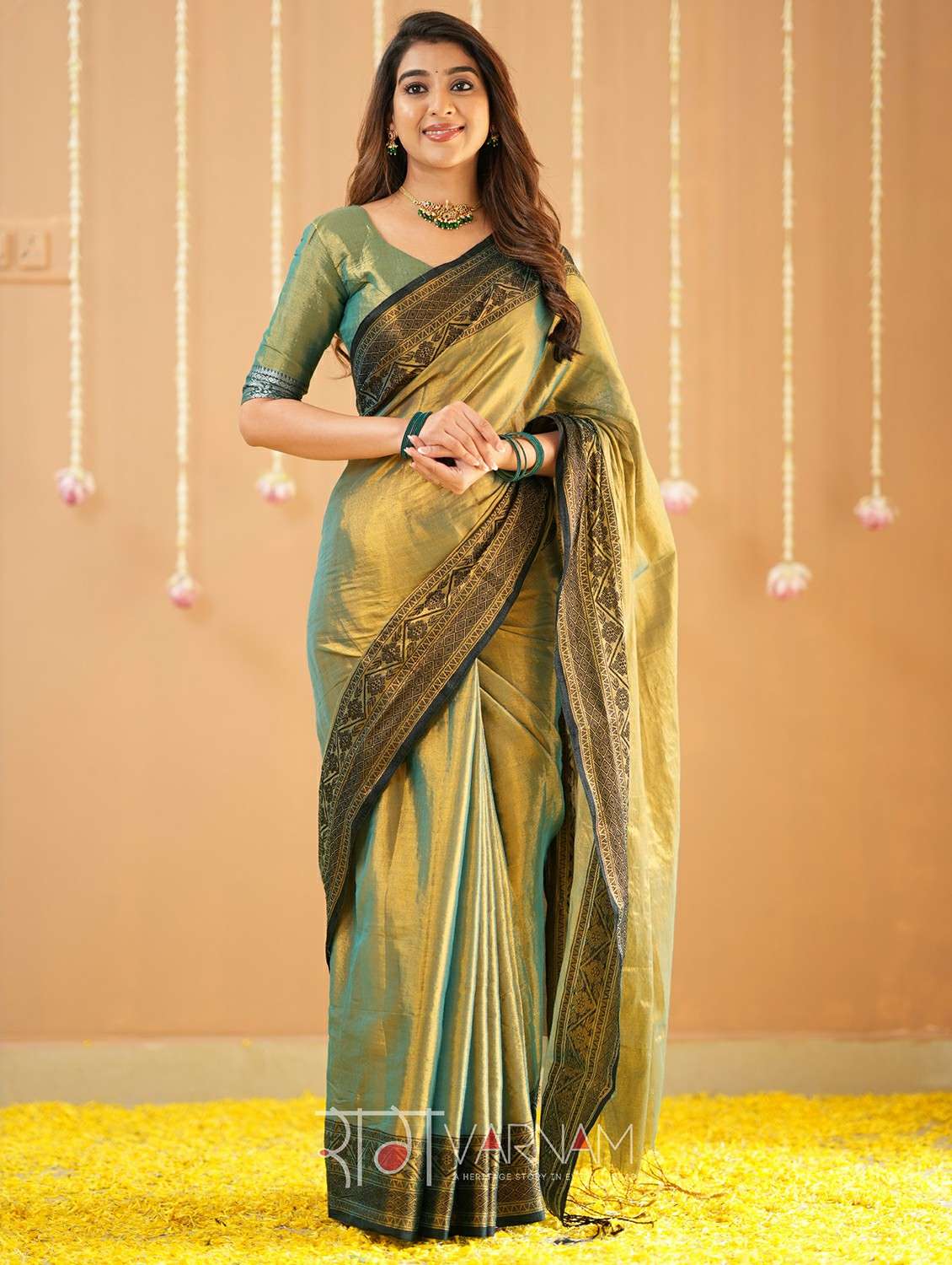 women solid with bordered handloom saree with blouse