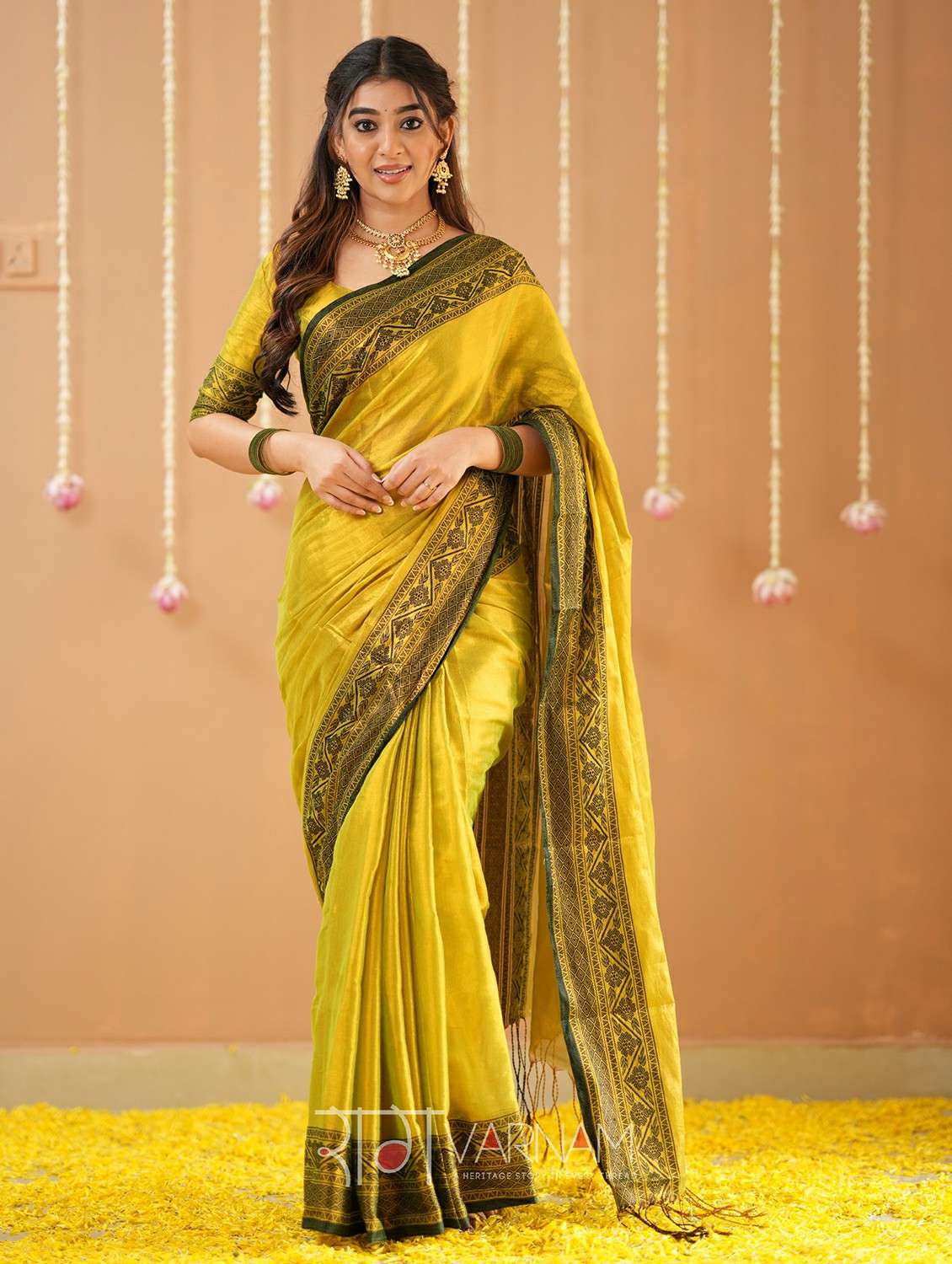women solid with bordered handloom saree with blouse