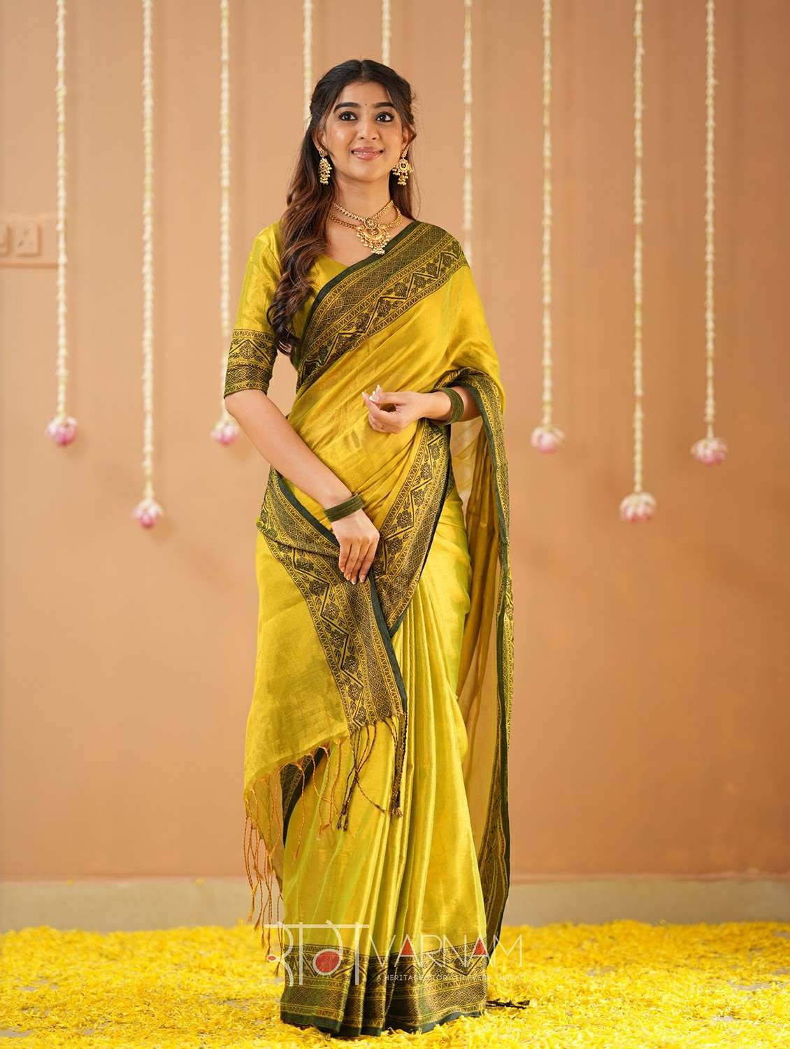 women solid with bordered handloom saree with blouse - 22145094 - Standard Image - 1