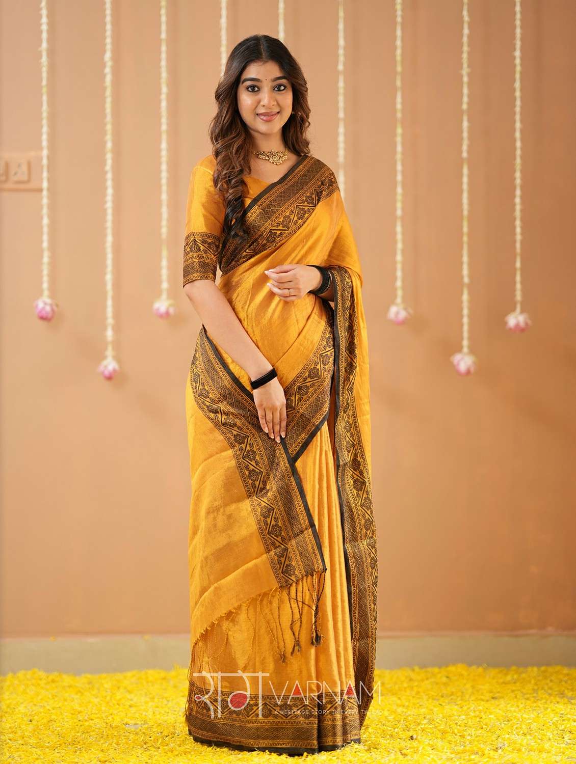 women solid with bordered handloom saree with blouse - 22145095 -  Standard Image - 1