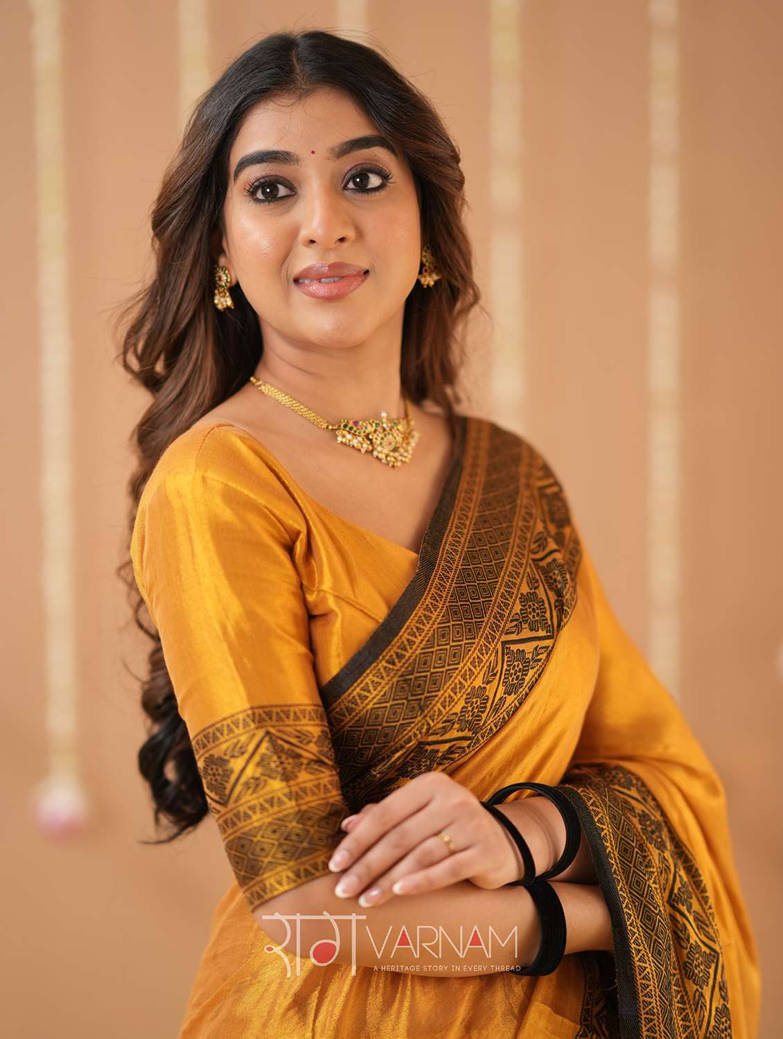 women solid with bordered handloom saree with blouse - 22145095 -  Standard Image - 4