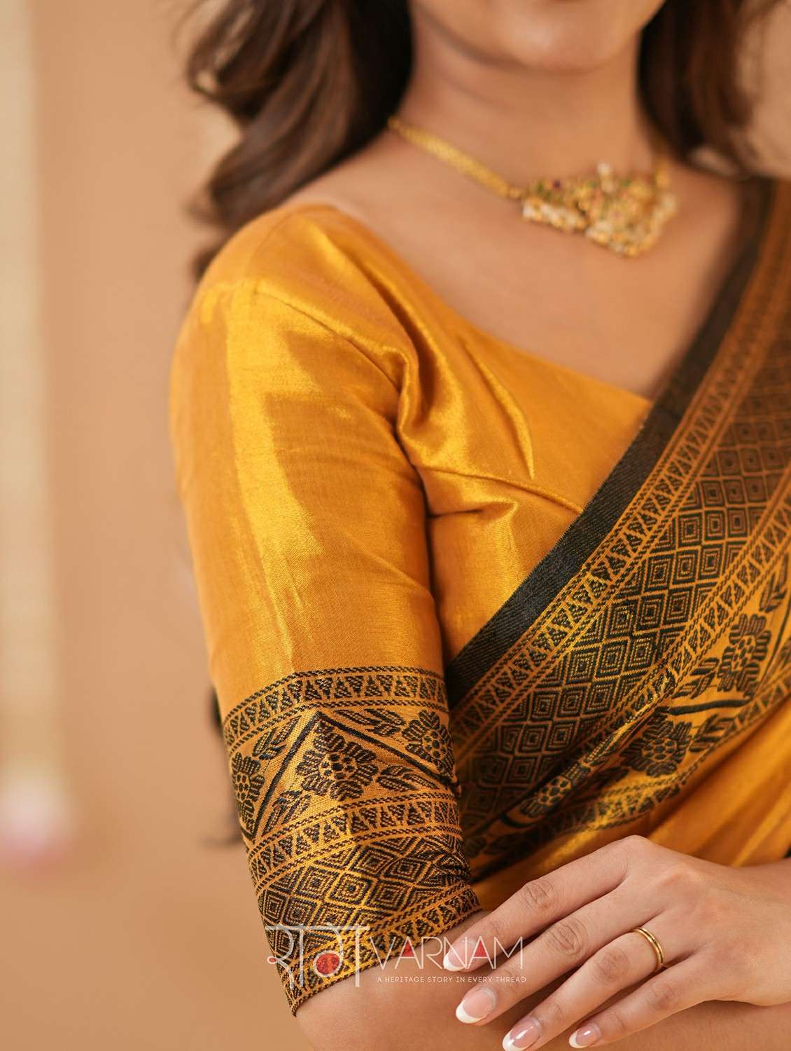 women solid with bordered handloom saree with blouse - 22145095 -  Standard Image - 6