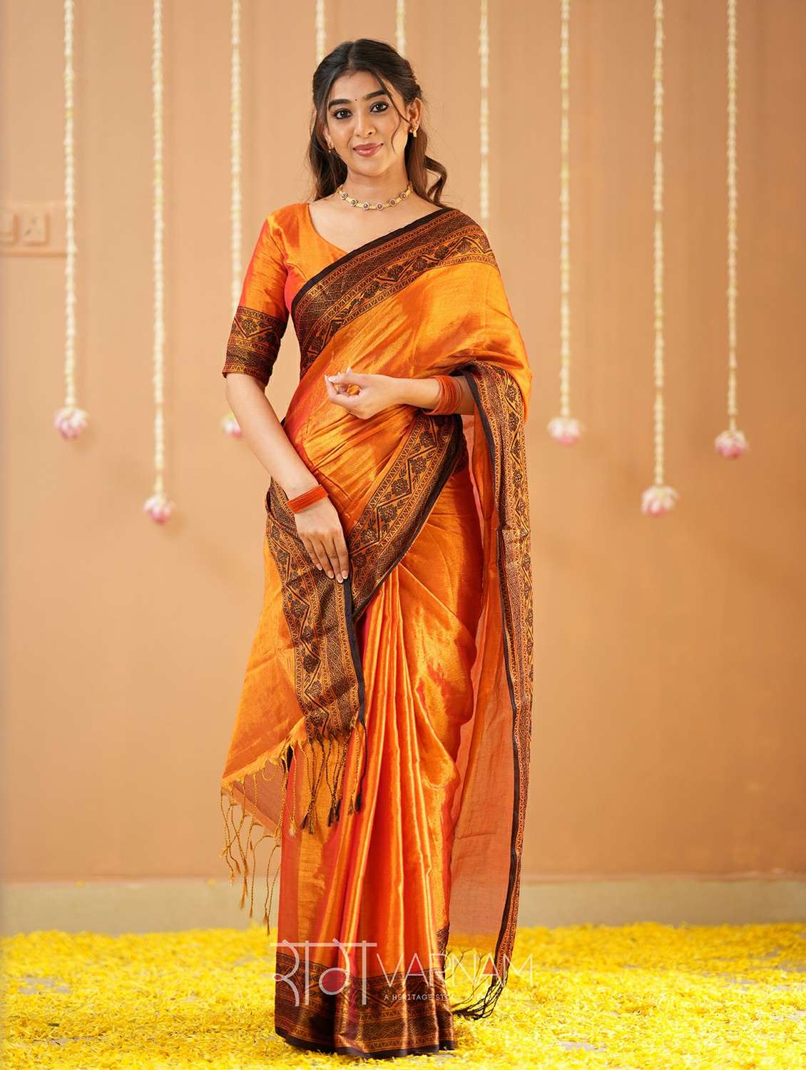 women solid with bordered handloom saree with blouse - 22145096 -  Standard Image - 1
