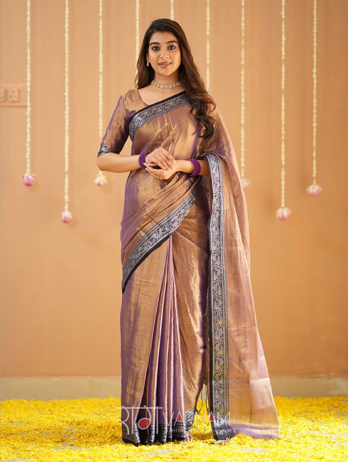 women solid with bordered handloom saree with blouse - 22145097 -  Standard Image - 1