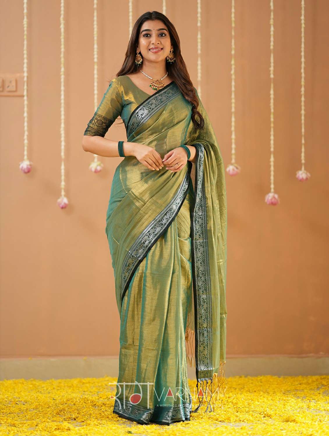 women solid with bordered handloom saree with blouse