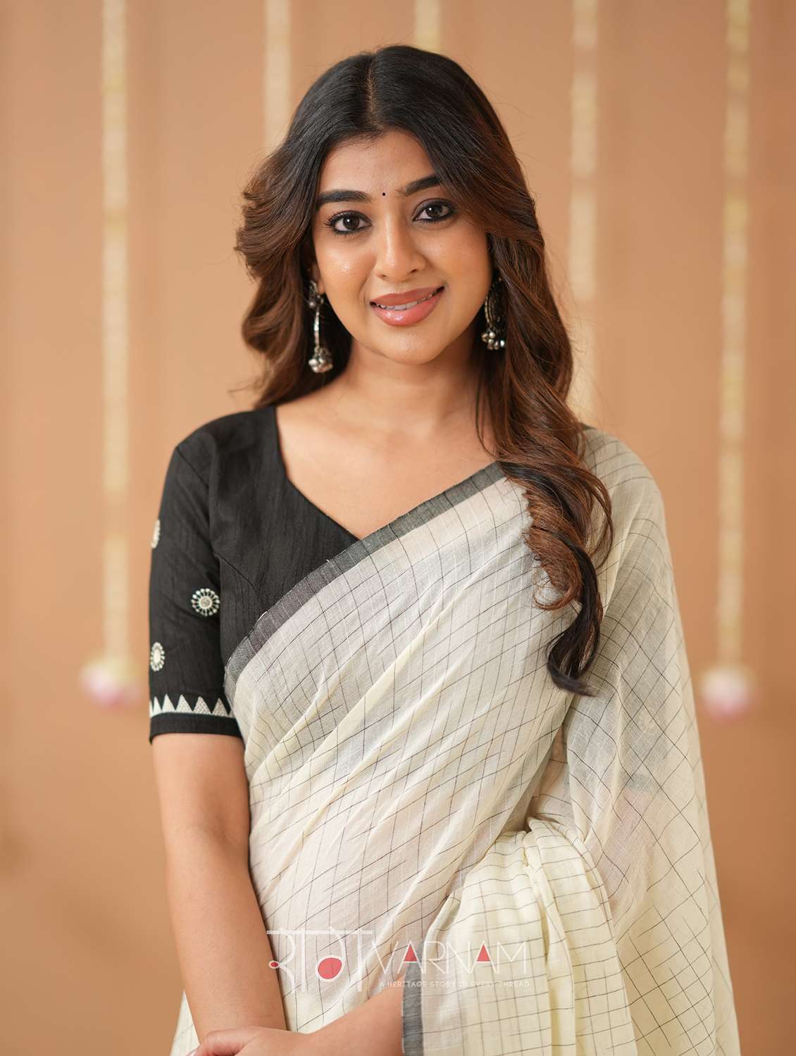 women self design handloom saree with blouse - 22145102 -  Standard Image - 4