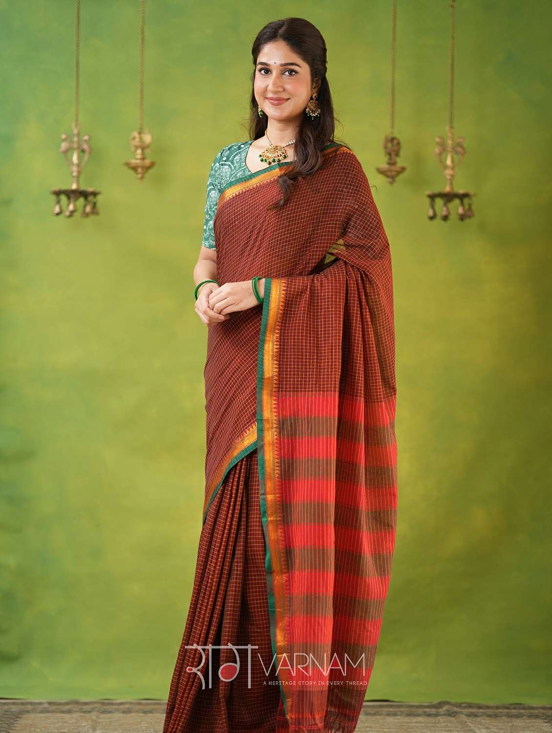 women checkered narayanpet saree with blouse - 22145126 -  Standard Image - 1