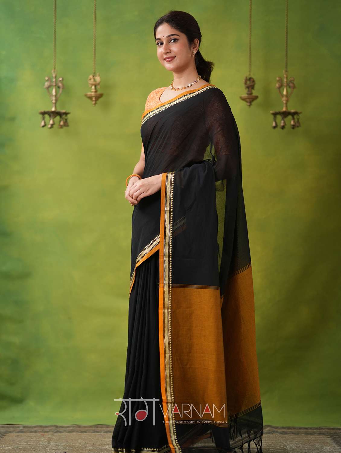 women solid with bordered narayanpet saree with blouse - 22145129 -  Standard Image - 1