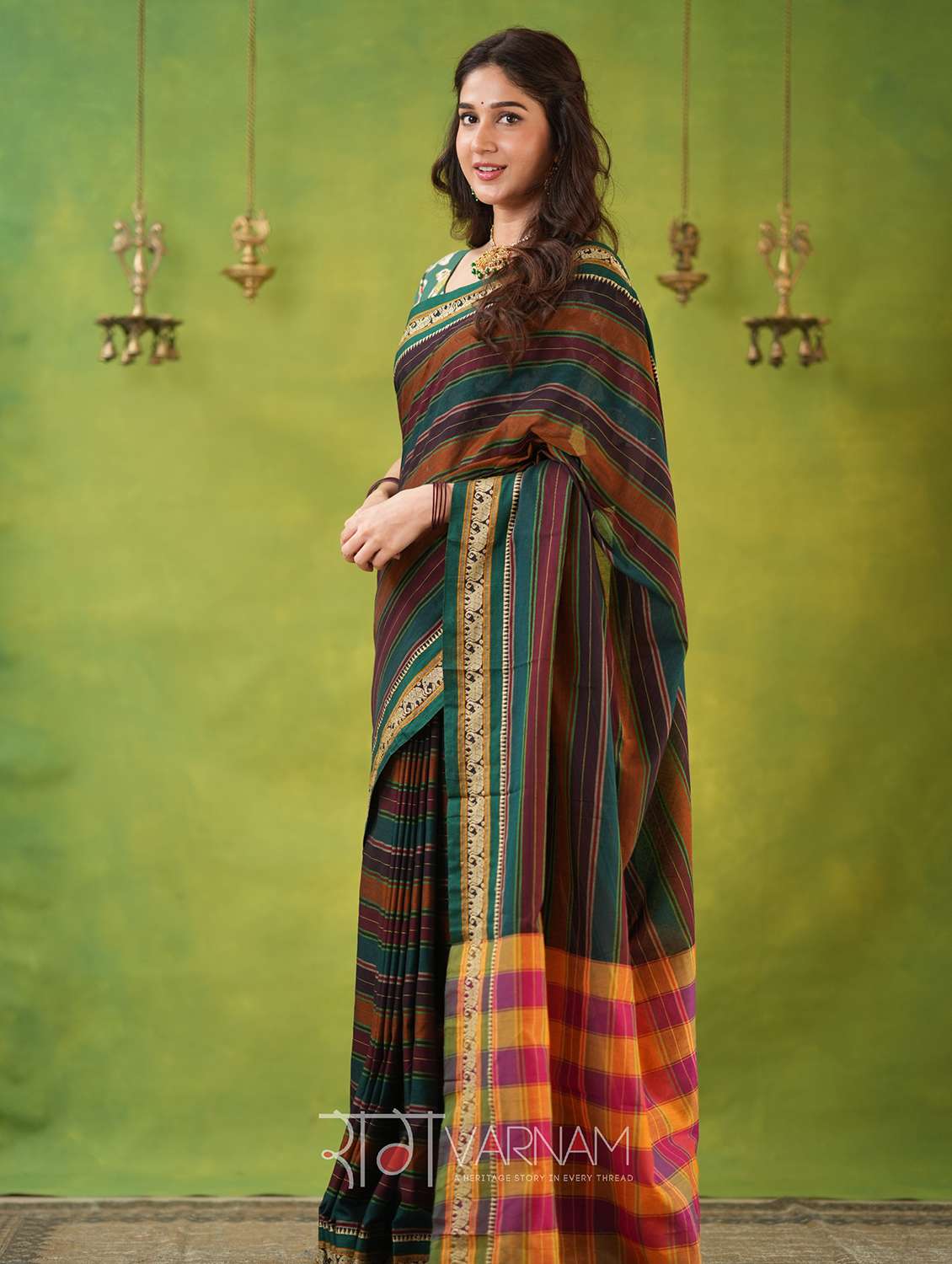 women striped narayanpet saree with blouse - 22145132 - Standard Image - 1