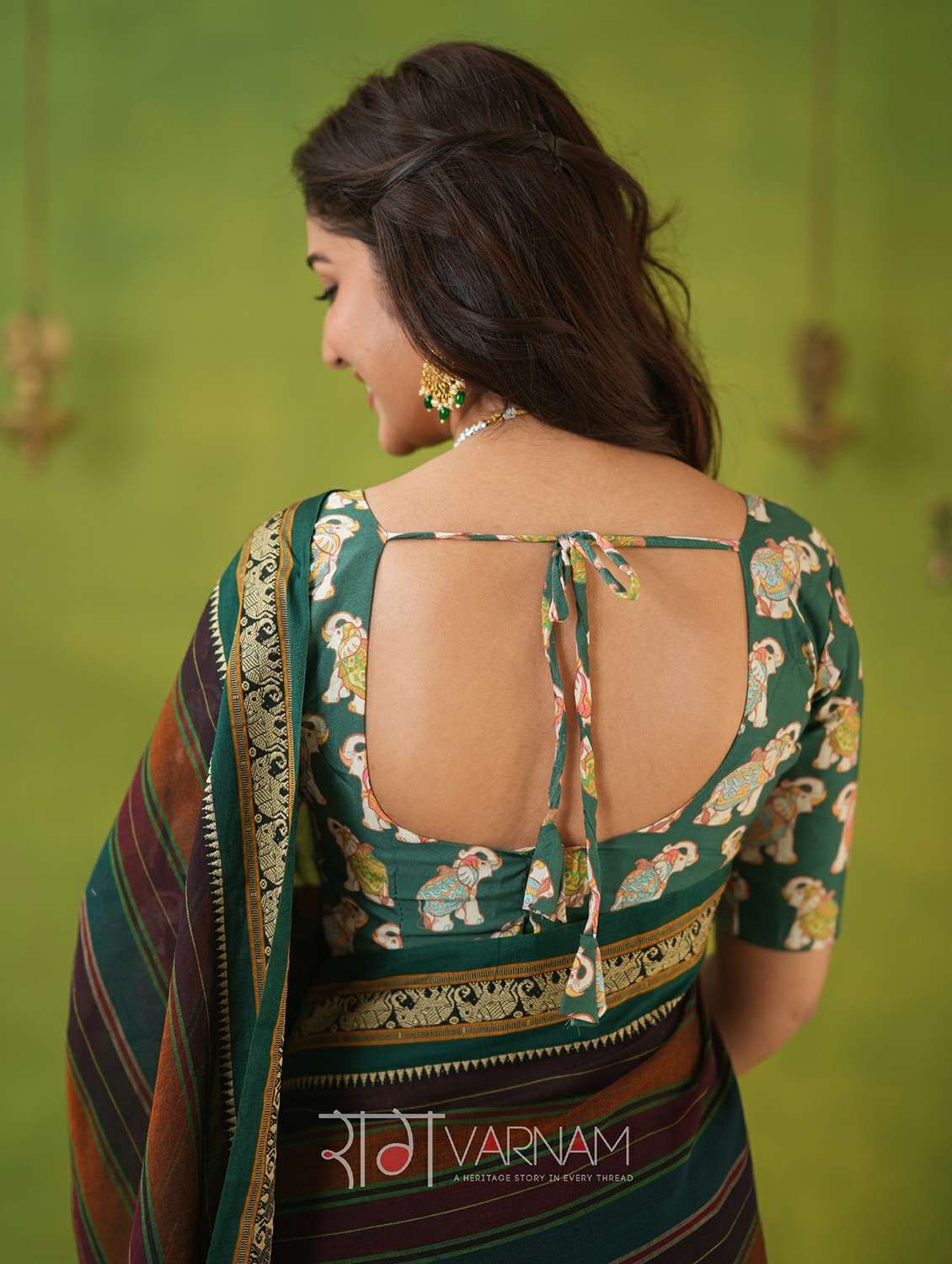 women striped narayanpet saree with blouse - 22145132 - Standard Image - 4