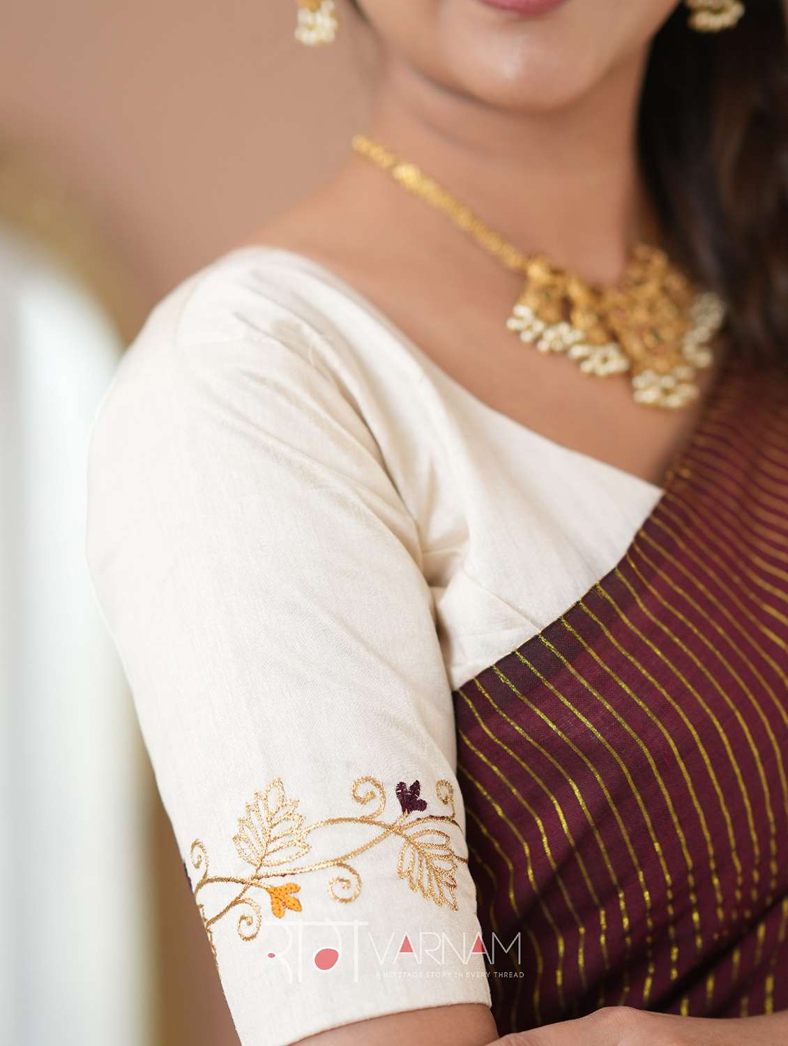 women striped handloom saree with blouse - 22145140 - Standard Image - 4