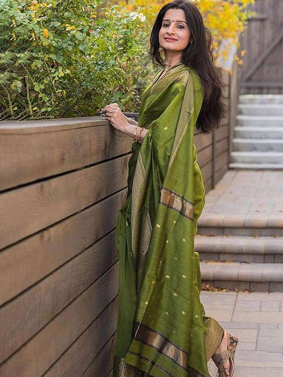 women self design handloom saree with blouse - 22145266 - Standard Image - 1