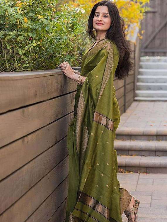 women self design banarasi saree with blouse - 22145267 - Standard Image - 1