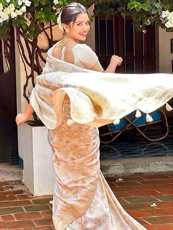 women self design banarasi saree with blouse - 22145278 -  Standard Image - 1