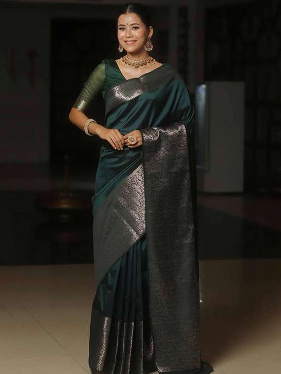 women solid with bordered saree with blouse