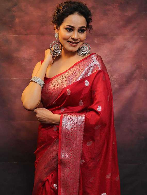 women self design banarasi saree with blouse - 22145293 -  Standard Image - 4