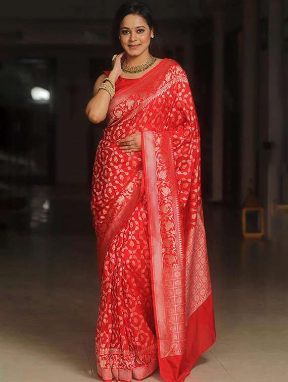 women self design banarasi saree with blouse