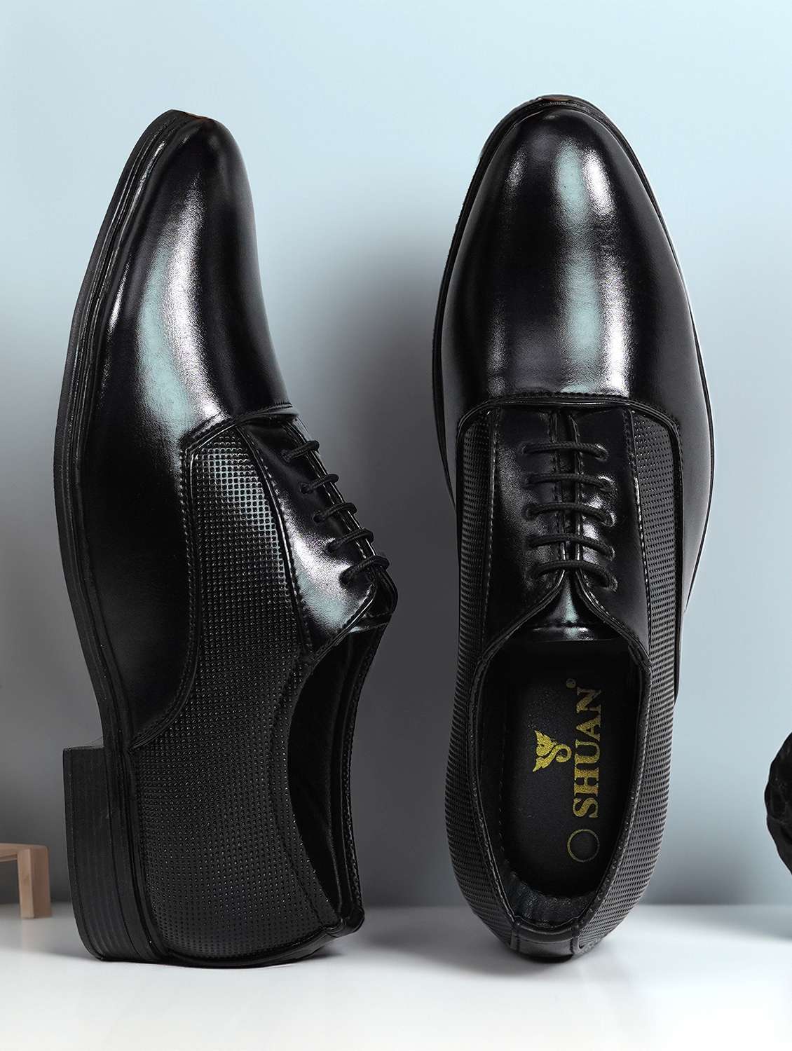 men black lace-up oxford
