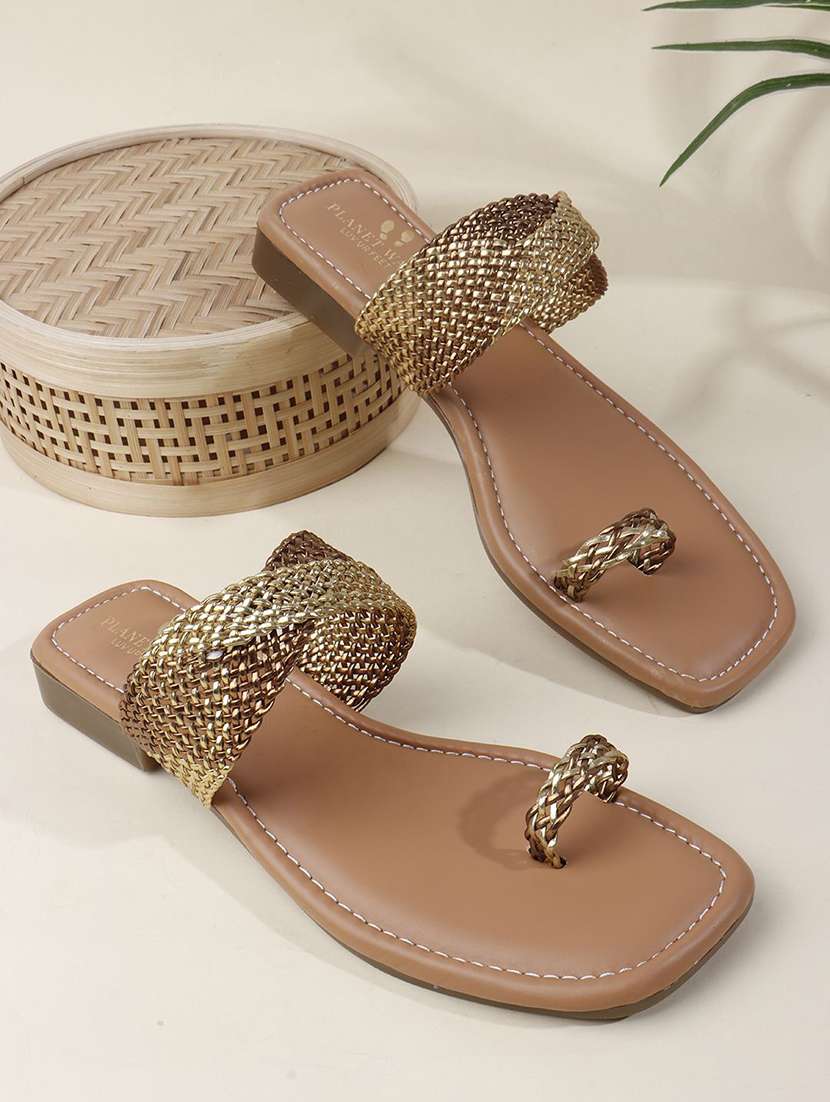 women textured one toe flat sandal