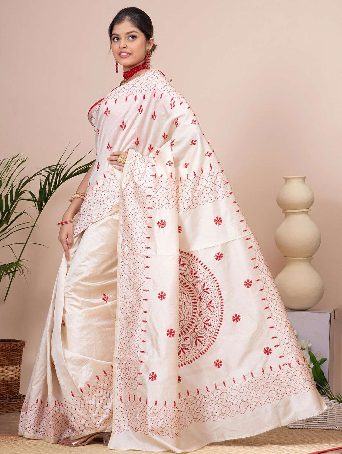 women solid with work embroidered saree with blouse - 22146910 -  Standard Image - 1
