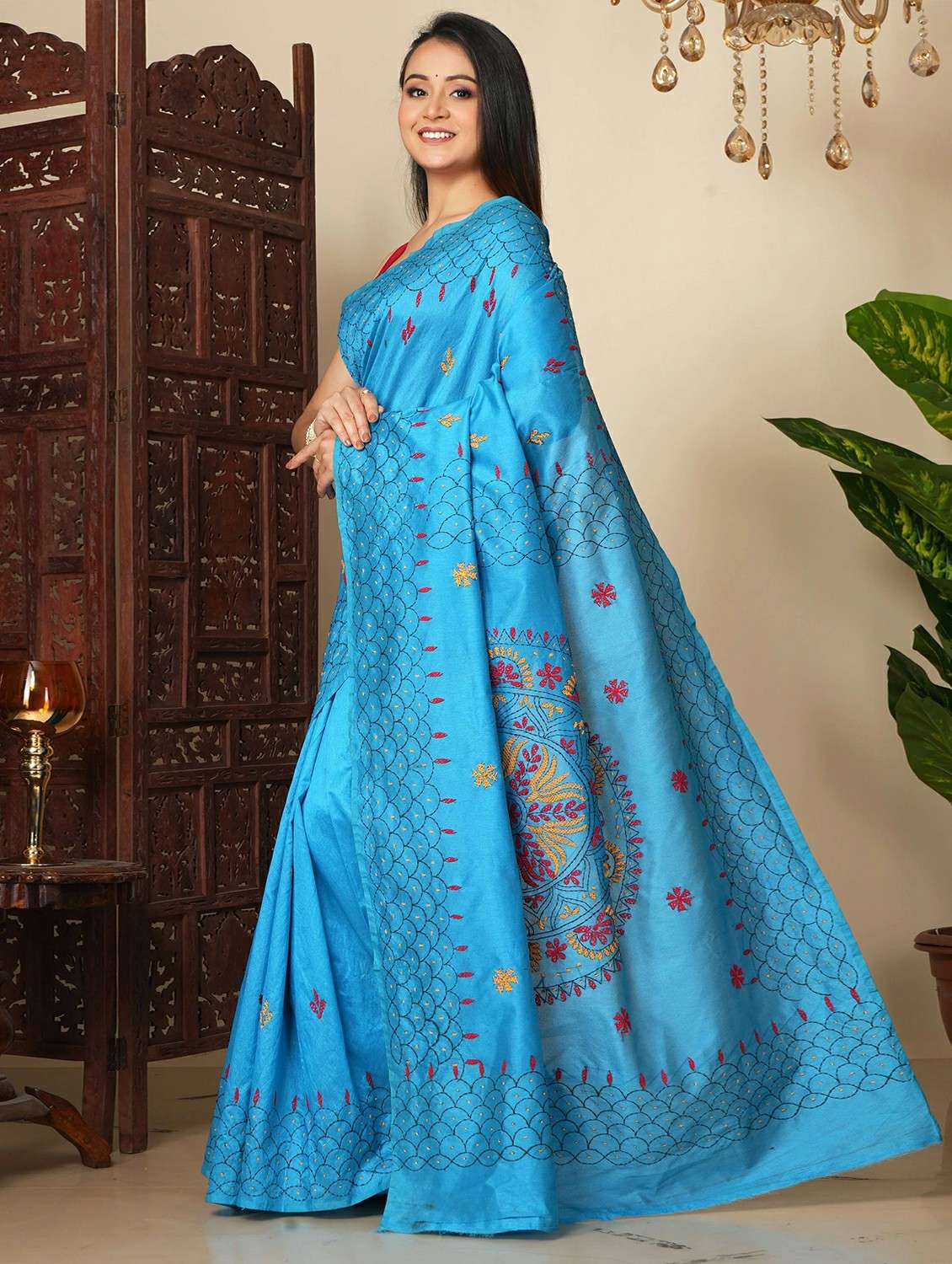 women solid with work embroidered saree with blouse - 22146912 -  Standard Image - 1
