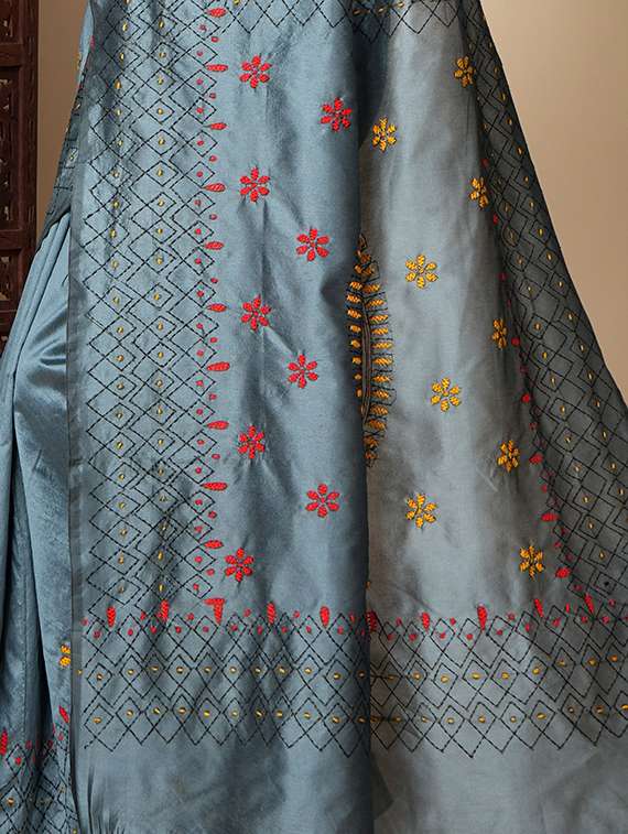 women solid with work embroidered saree with blouse - 22146914 -  Standard Image - 4