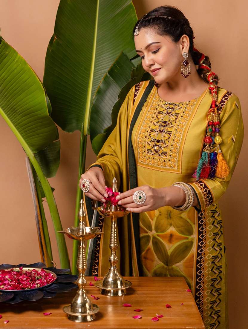 women printed three quarter sleeve kurta pant with dupatta set - 22147209 -  Standard Image - 4