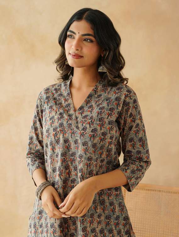 women floral three quarter sleeve straight kurta - 22147727 -  Standard Image - 4