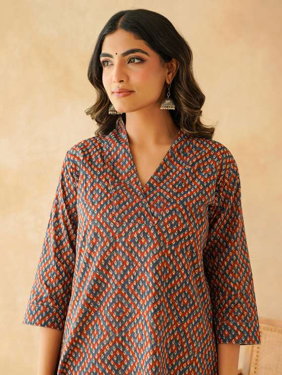 women floral three quarter sleeve straight kurta - 22147728 -  Standard Image - 4