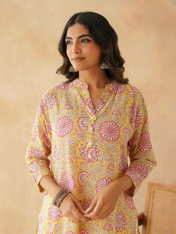 women floral three quarter sleeve straight kurta - 22147730 -  Standard Image - 4