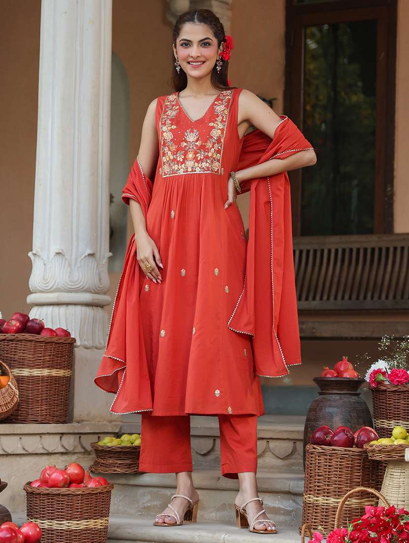 women embroidered sleeveless kurta pant with dupatta set