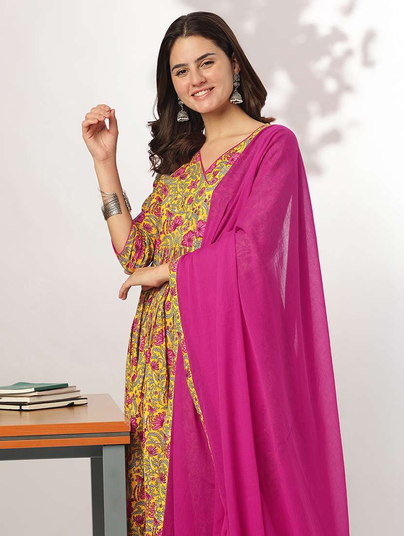 women floral three quarter sleeve kurta pant with dupatta set - 22156227 -  Standard Image - 4