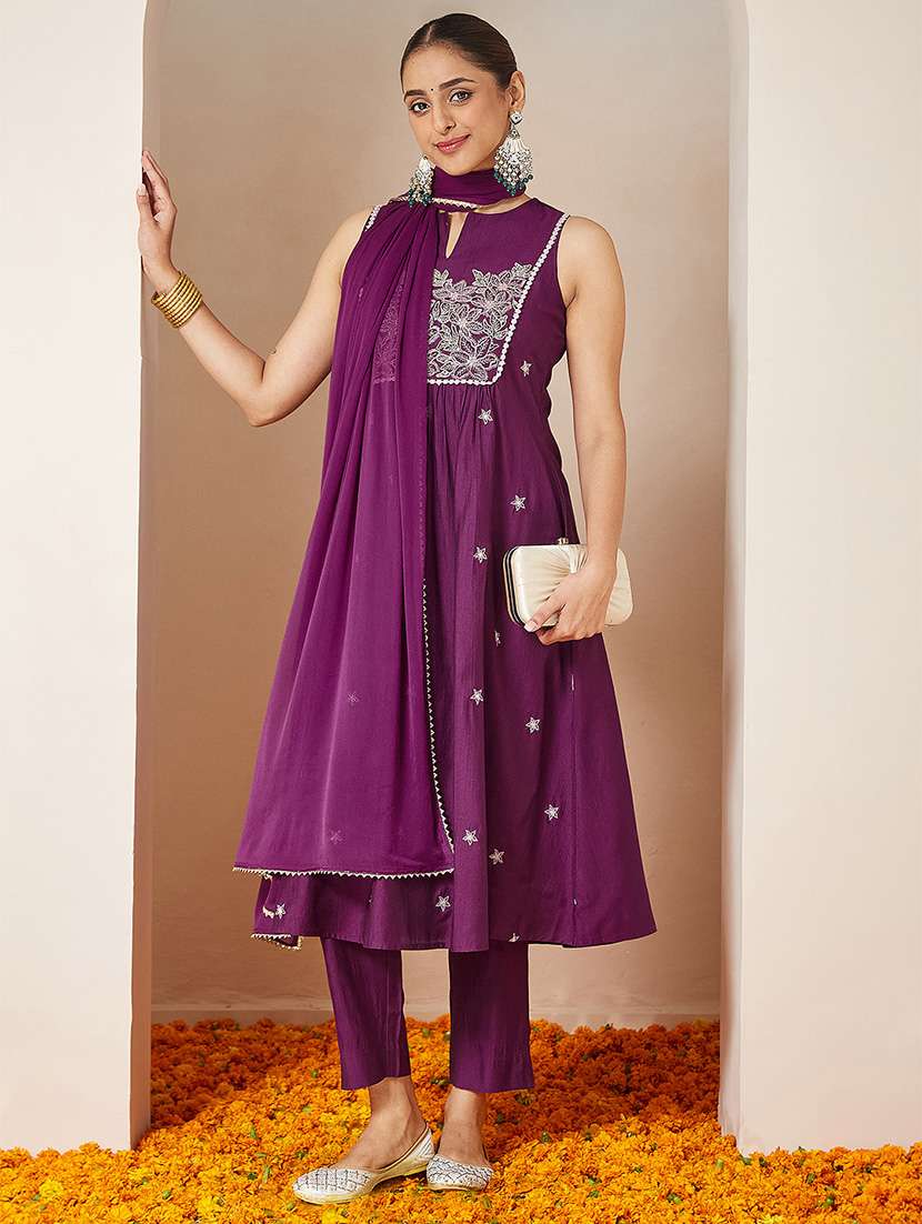 women embroidered sleeveless kurta pant with dupatta set
