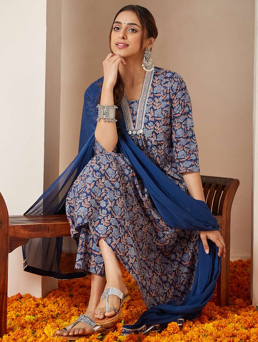 women embroidered three quarter sleeve kurta pant with dupatta set - 22156308 -  Standard Image - 1
