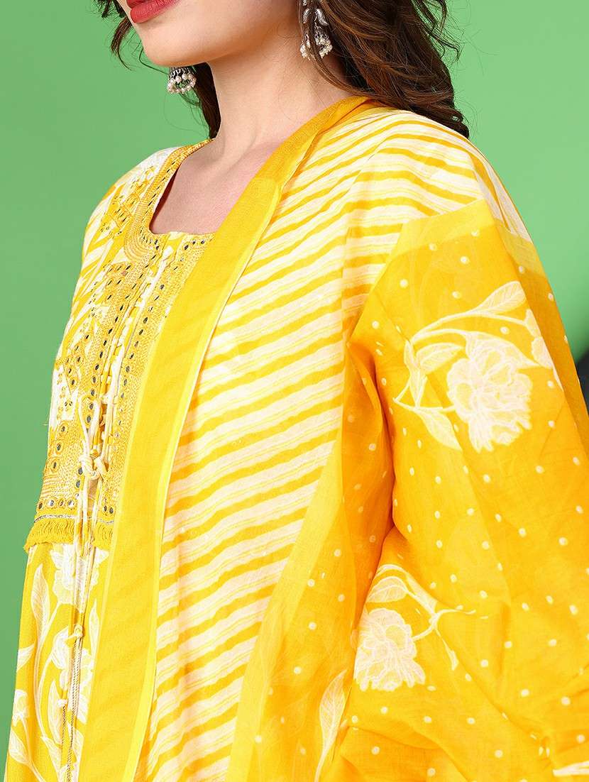 women printed kurta and pant with dupatta set - 22160852 -  Standard Image - 4