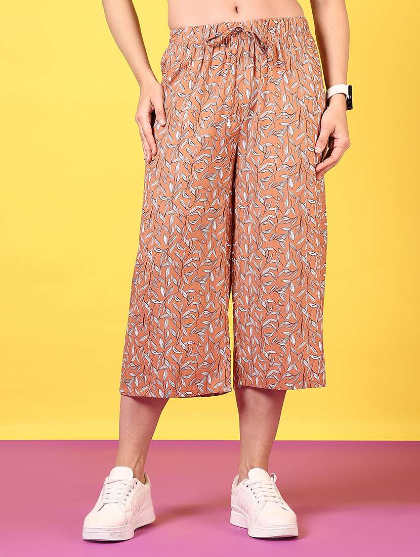 women printed mid rise relaxed fit capri