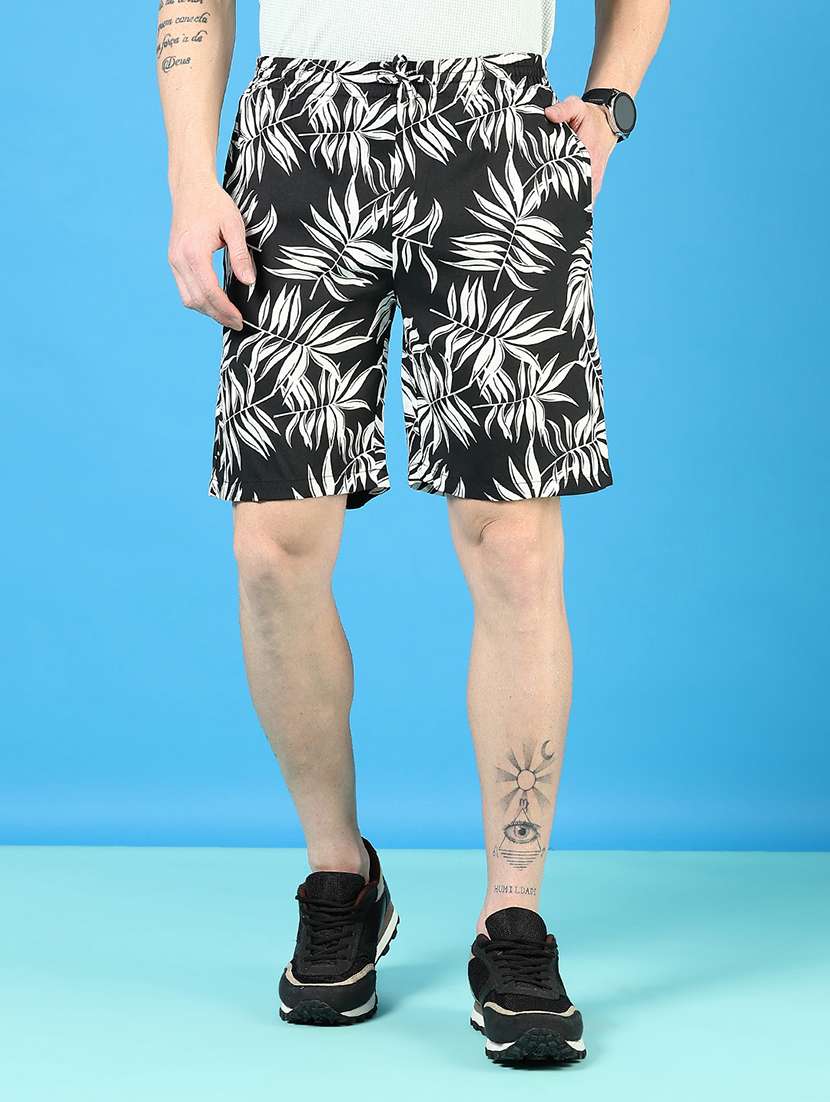 men printed mid rise regular fit shorts